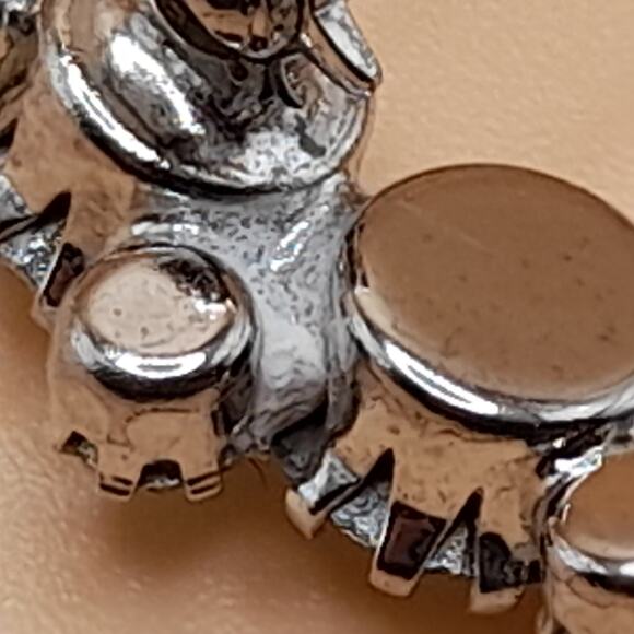 Vintage Clear Wreath Brooch, Wedding Brooch, Rhodium Plated, 1 7/8" - Picture 8 of 10